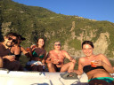 Momento di relax con lo spritz sul gommone